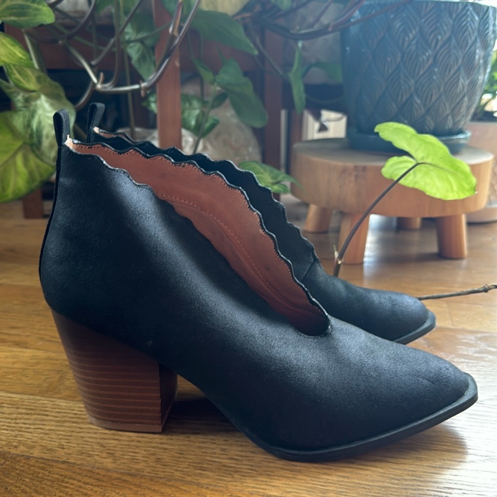 Quipid is black booties